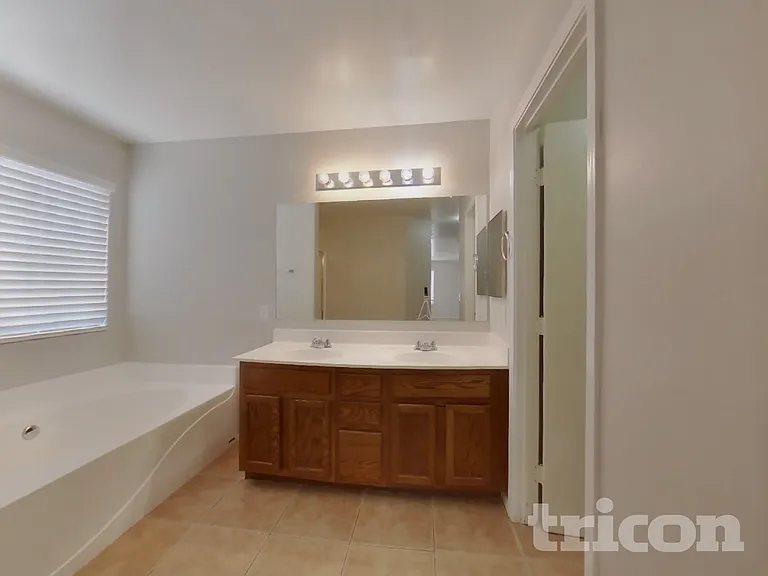 43714 W Cale Dr — Photo 10