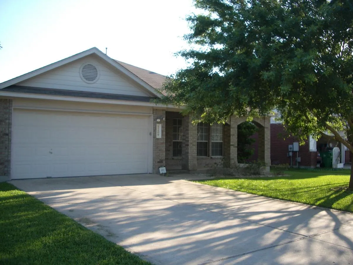 3 bed, 1700 sqft, $2,395 — Photo 2