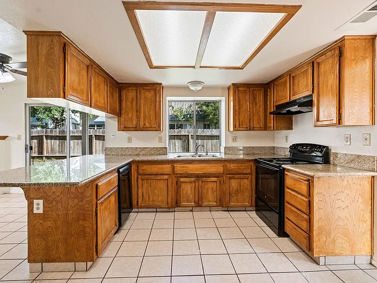 2084 E Chennault Ave — Photo 4