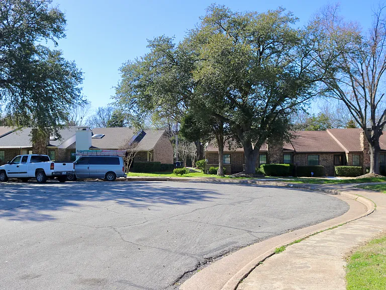 1515 Cherrycrest Ln — Photo 14