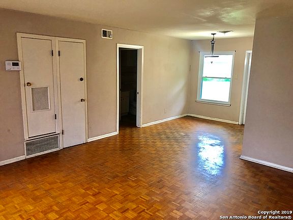 4th image of 407 Laddie Pl