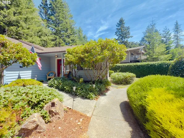 1470 Glenwood Dr, Brookings, OR 97415