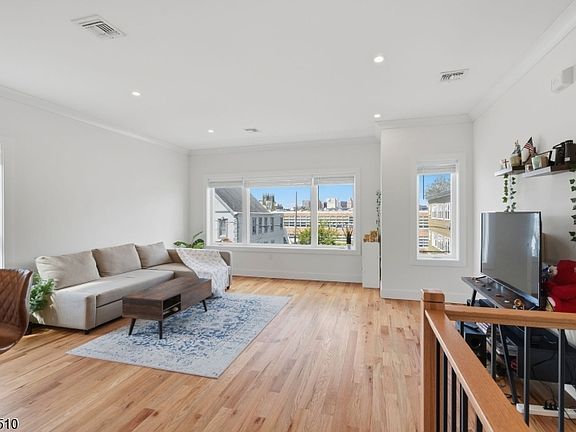 5th image of 31 Patterson St