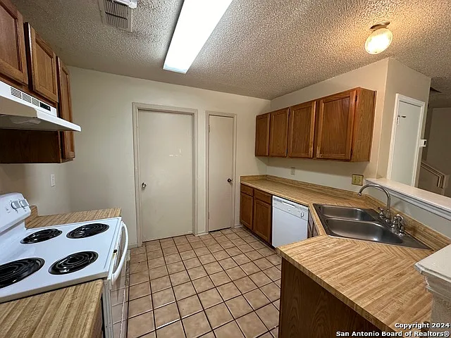3 bed, 2.0 bath, 1134 sqft, $1,600 — Photo 4
