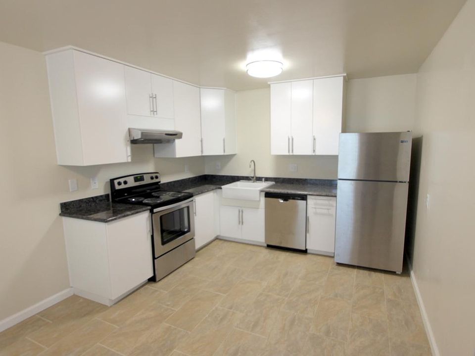 Large Kitchen - All NEW Appliances & Cabinets