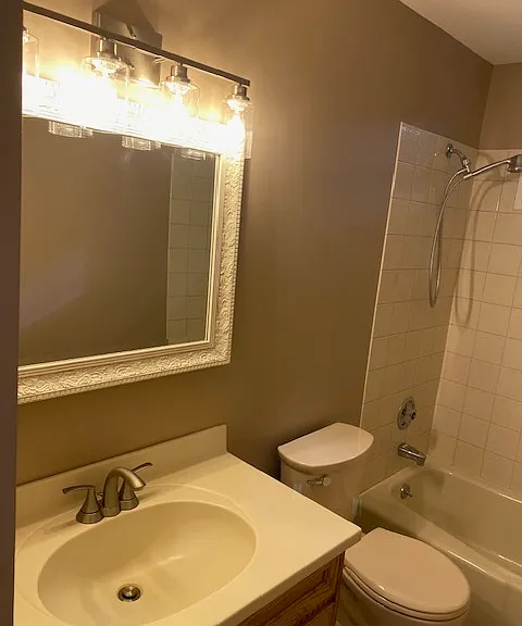 UPSTAIRS FULL BATHROOM