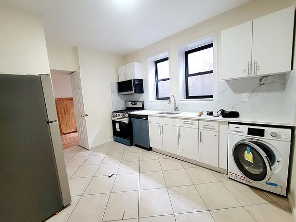 4th image of 170 W 123rd St #403