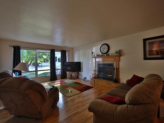 4th image of 1740 Martin Ave