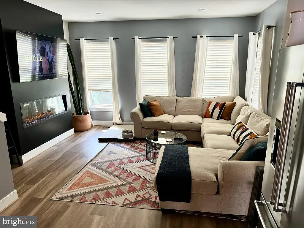 3 bed, 5.0 bath, 1842 sqft, $4,100 — Photo 4