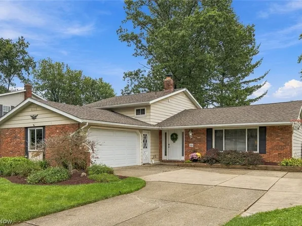 6611 Wedgewood Dr, North Olmsted, OH 44070