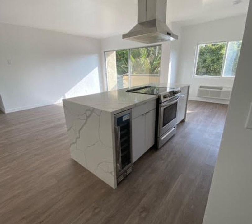 1st image of 2400 Beverley Ave APT 10