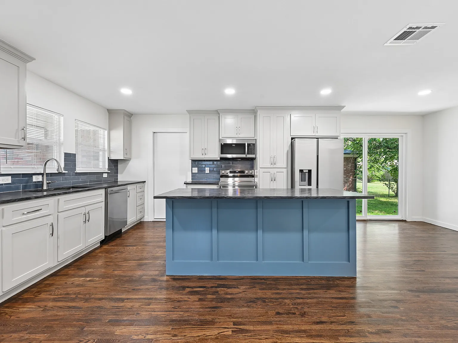 3 bed, 1288 sqft, $1,900 — Photo 4