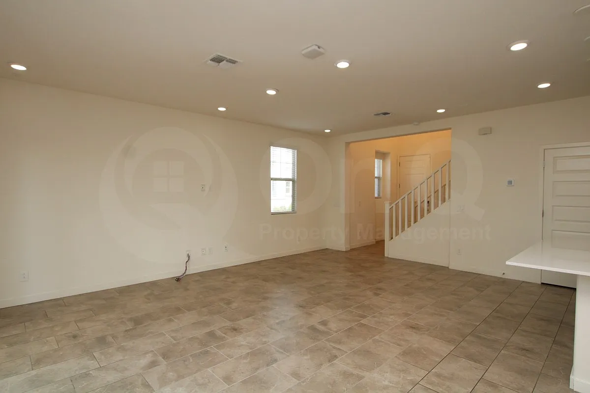 3 bed, 3.0 bath, 2100 sqft, $2,575 — Photo 4