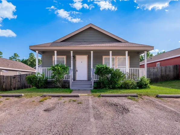 121 Varsity Dr, Huntsville, TX 77340