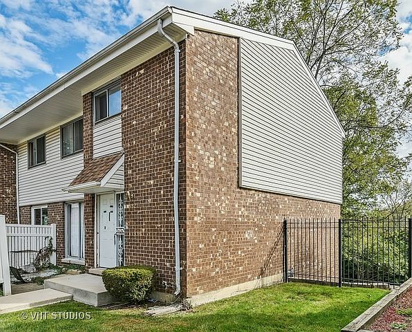 2nd image of 852 White Oak Ln