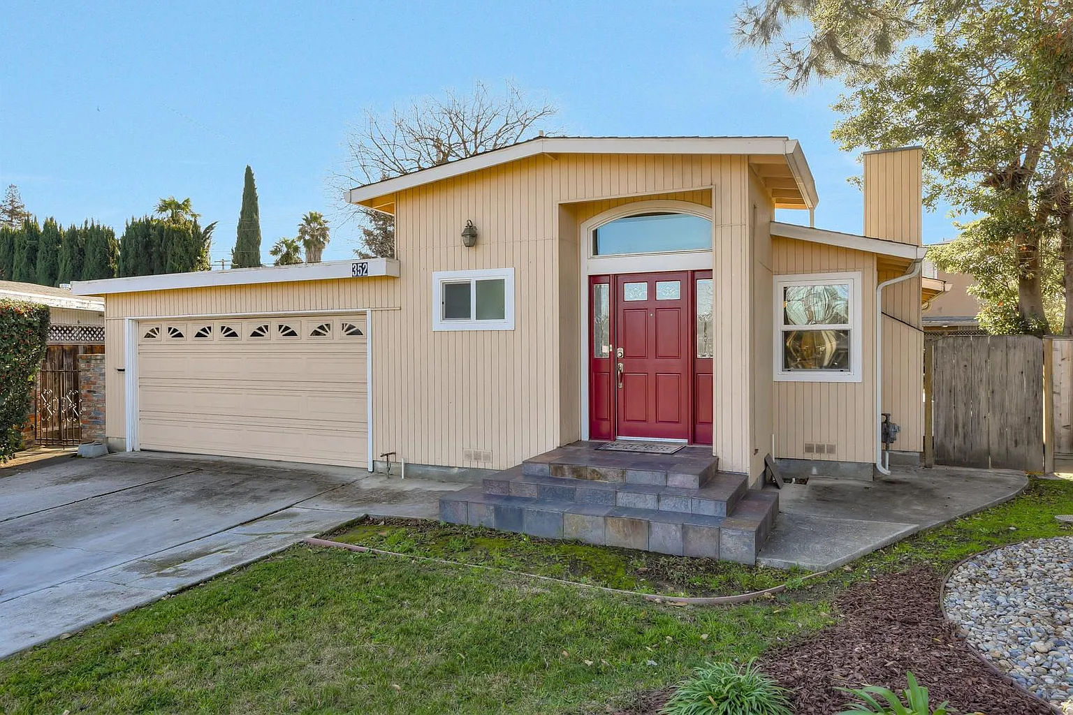 352 Manly Ct photo 1