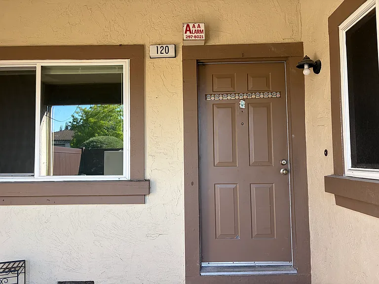 120 Hackamore Ln — Photo 2