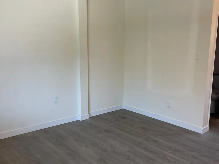 2515 1/2 Broadway Ave #2515-1/2 — Photo 3