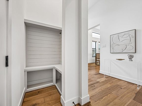 4th image of 938 Alexander St