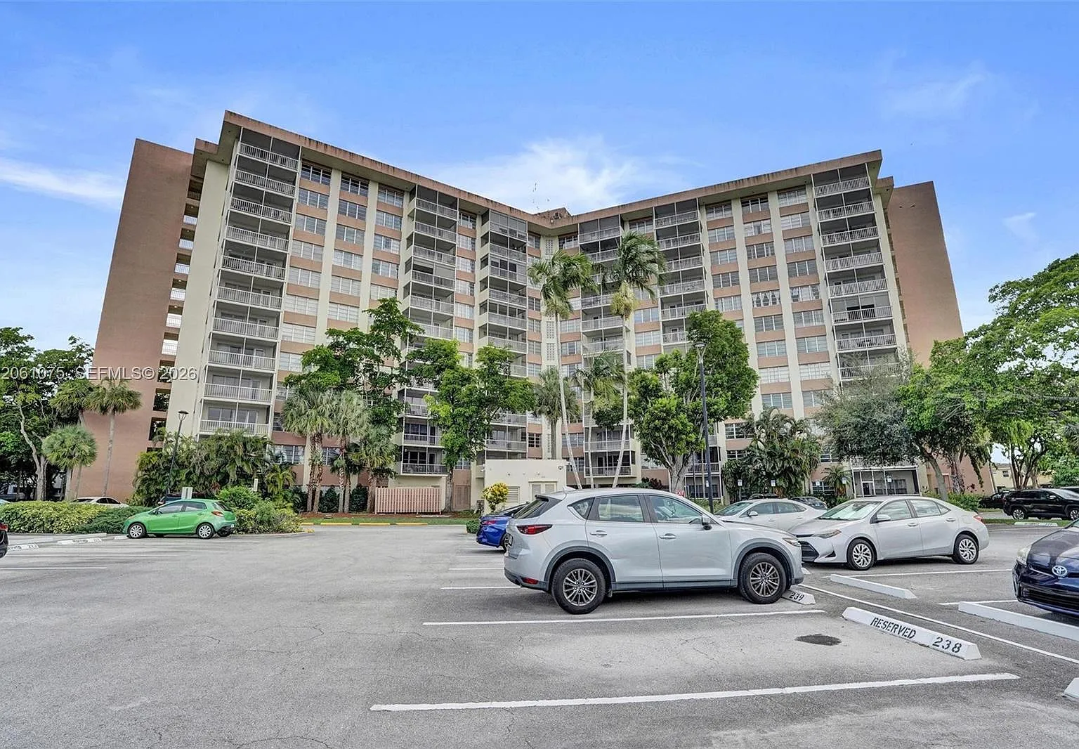 Country Club Tower Of Cor — Photo 1