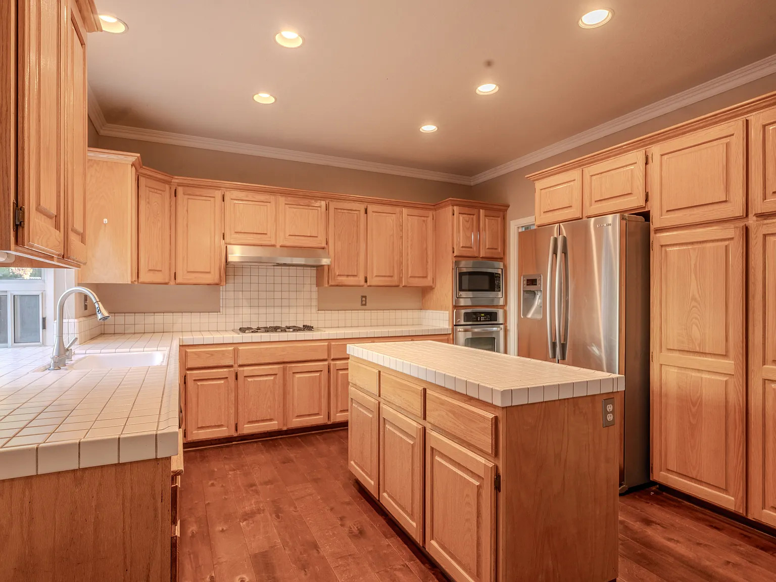 Beautiful, Spacious and Contemporary 4 Bedroom Family Home! — Photo 4