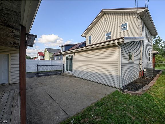 4th image of 320 Oak St