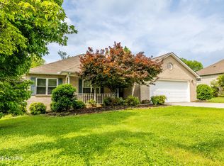 1043 Summerfield Dr, Maryville, TN 37801