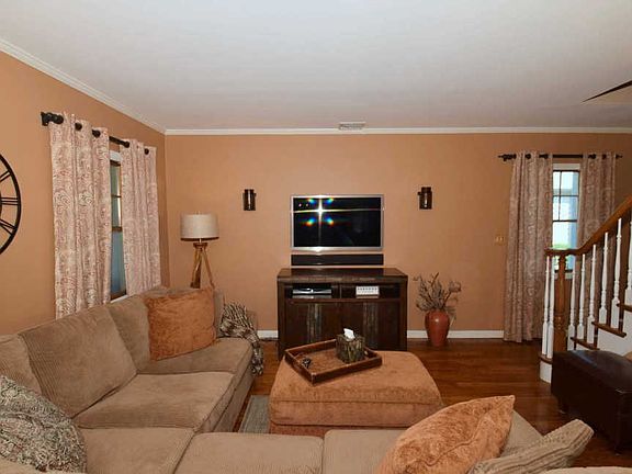 5th image of 160 Gerard Ave