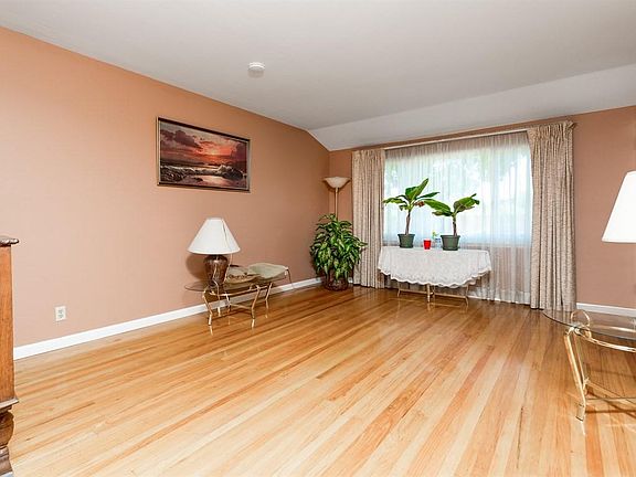 4th image of 1606 Montevideo Ln