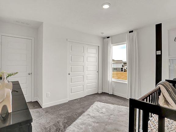 4th image of 19439 Clive St