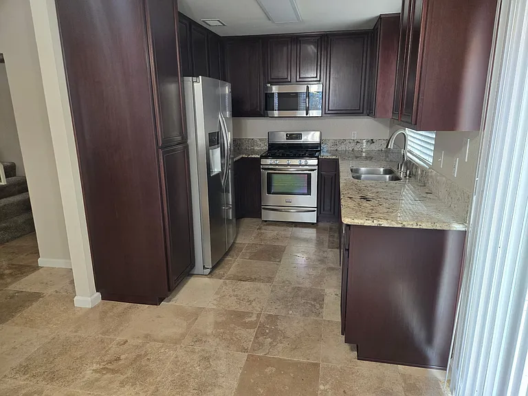 523 Hart Dr #5 — Photo 3