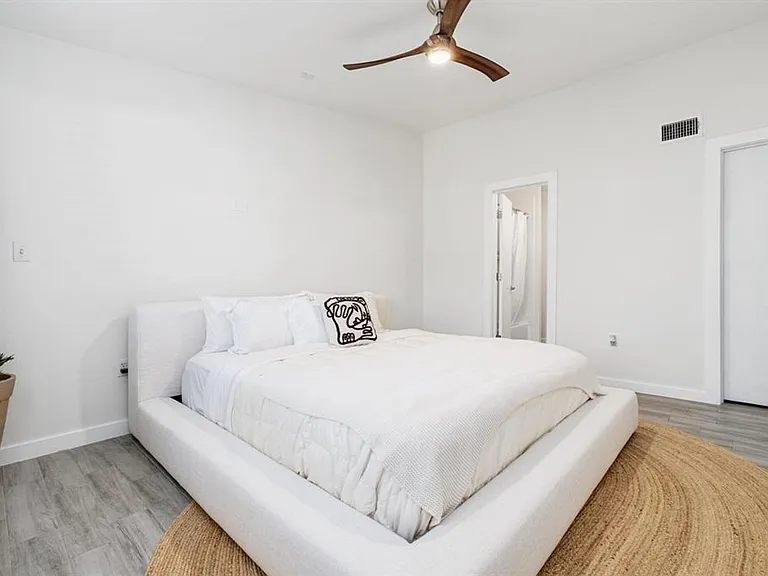 2200 Dickson Dr #218 — Photo 10