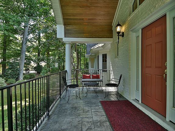 4th image of 1301 Lakeview Dr