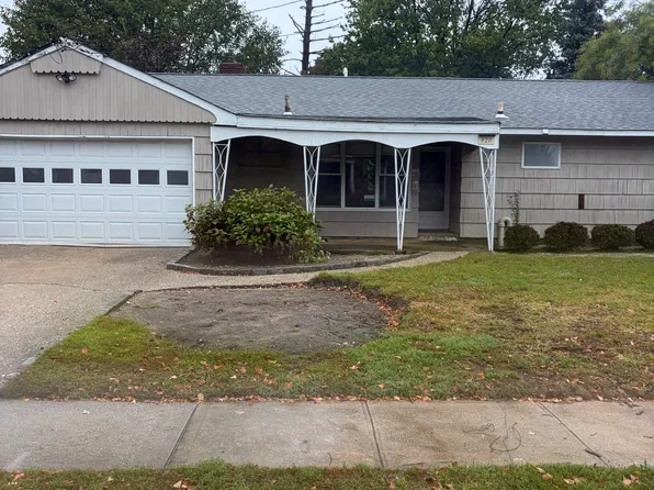 820 Jefferson St, Woodmere, NY 11598