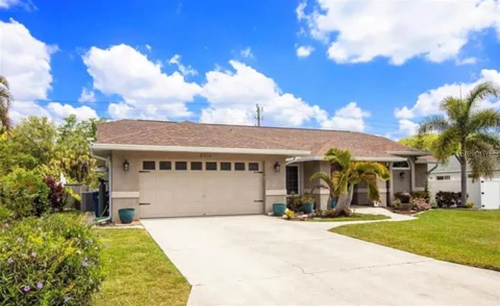 3 bed, 2.0 bath, 1949 sqft, $2,500 — Photo 2