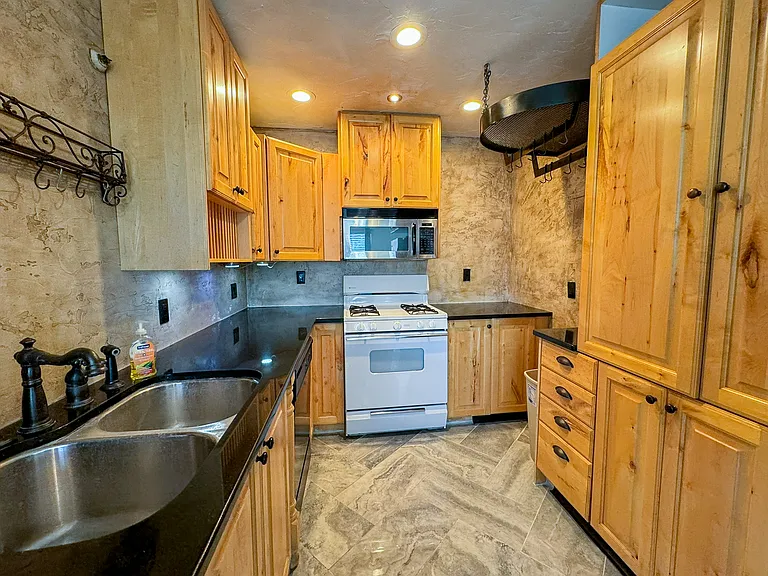 614 S 500 W #4 — Photo 9