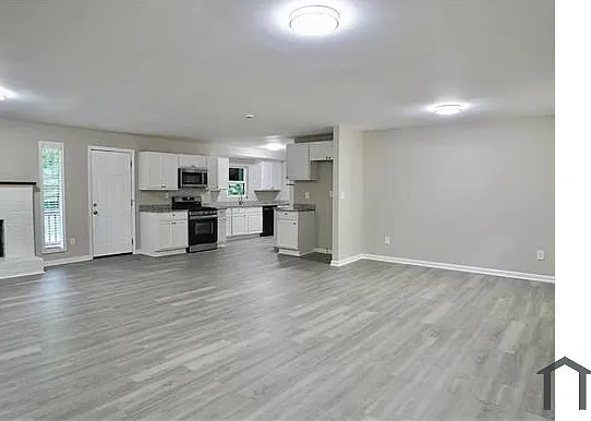 3 bed, $2,400 — Photo 4