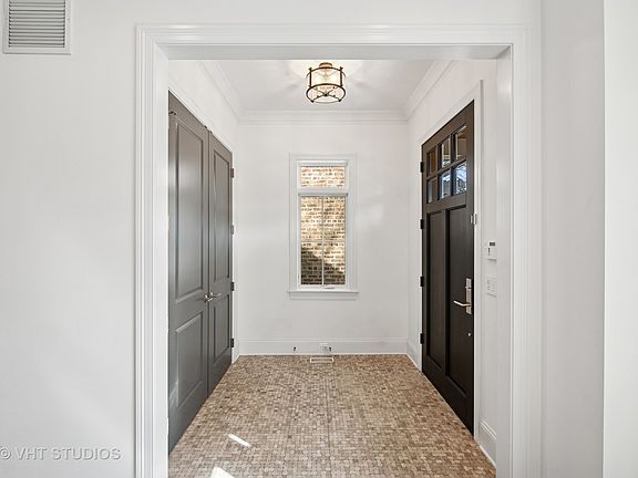 3rd image of 4844 N Oakley Ave