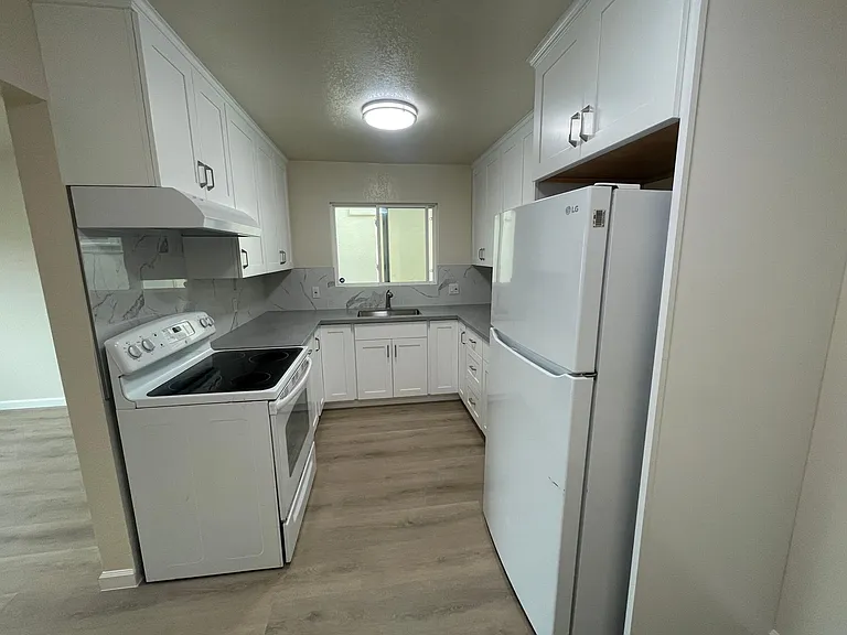 547 Grand Ave #4 — Photo 2