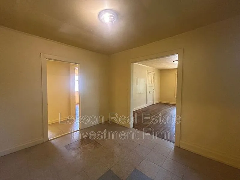 2 bed, 1.0 bath, 928 sqft, $695 — Photo 3