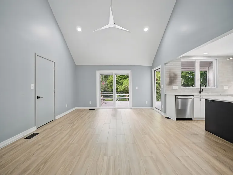 1044 Commodore Dr — Photo 8