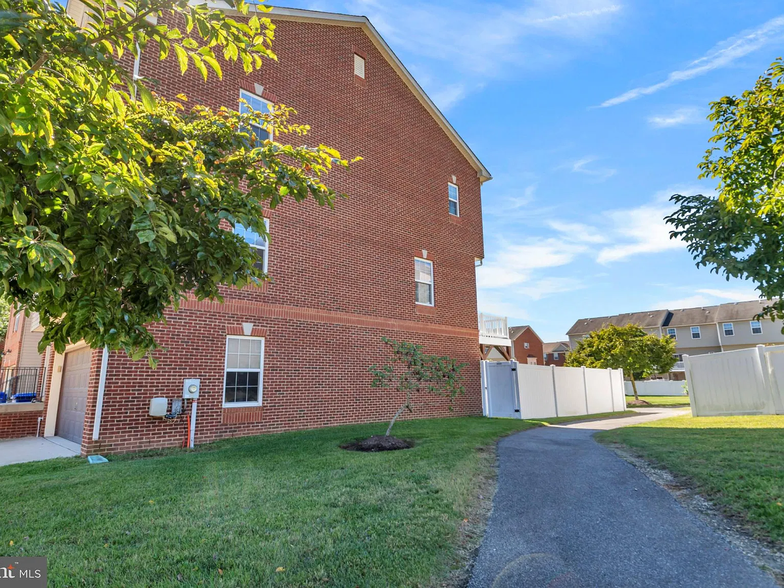3 bed, 4.0 bath, 2264 sqft, $2,975 — Photo 3