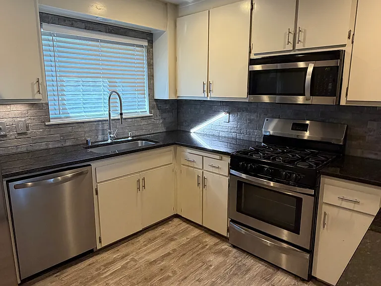 3905 Sunwood Dr — Photo 9