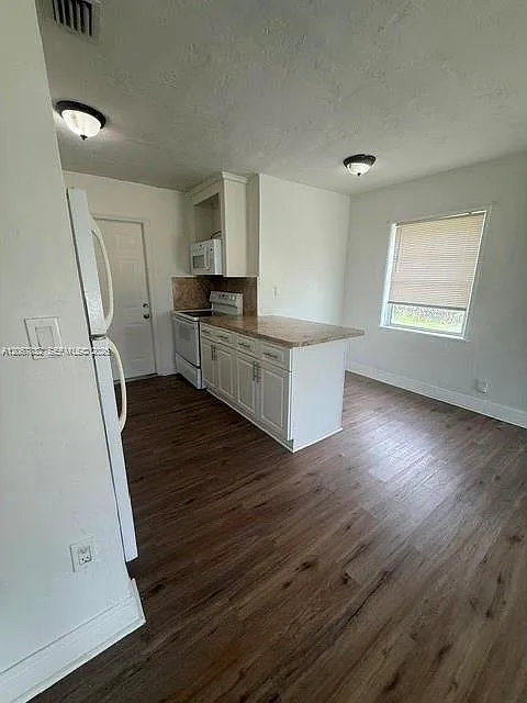 2 bed, 1.0 bath, $2,400 — Photo 4