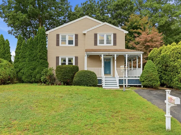 34 Oak Knoll Rd, Lowell, MA 01852