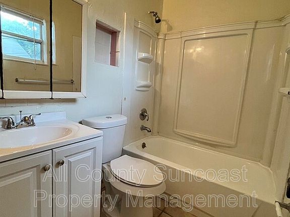 5th image of 2219 Highland St S APT 5