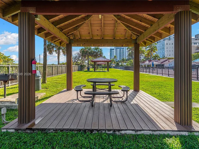2555 Collins Ave #403 — Photo 44