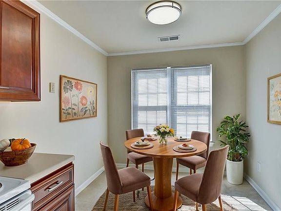 3rd image of 1813 Chantilly Ct