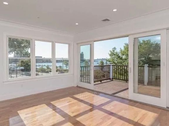 3rd image of 537 Sumner St #2