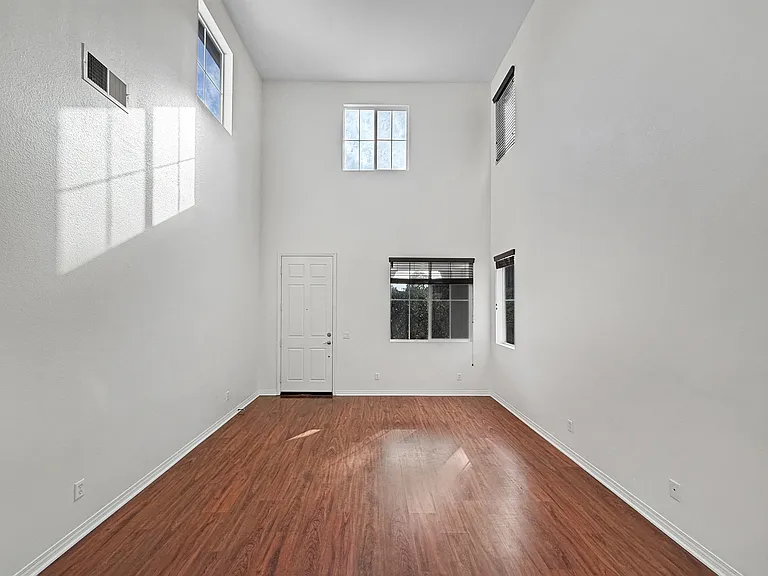 748 Kirkwall Dr — Photo 5